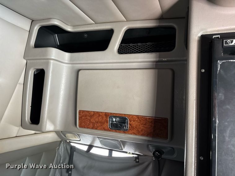 image for item DW7160 2002 Peterbilt 379 semi truck