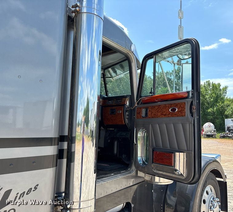 image for item DW7160 2002 Peterbilt 379 semi truck