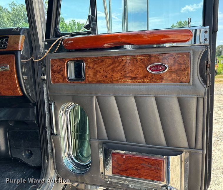 image for item DW7160 2002 Peterbilt 379 semi truck