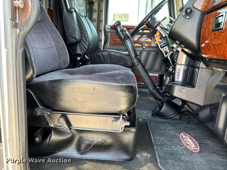image for item DW7160 2002 Peterbilt 379 semi truck