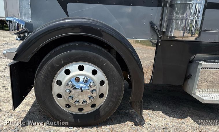 image for item DW7160 2002 Peterbilt 379 semi truck