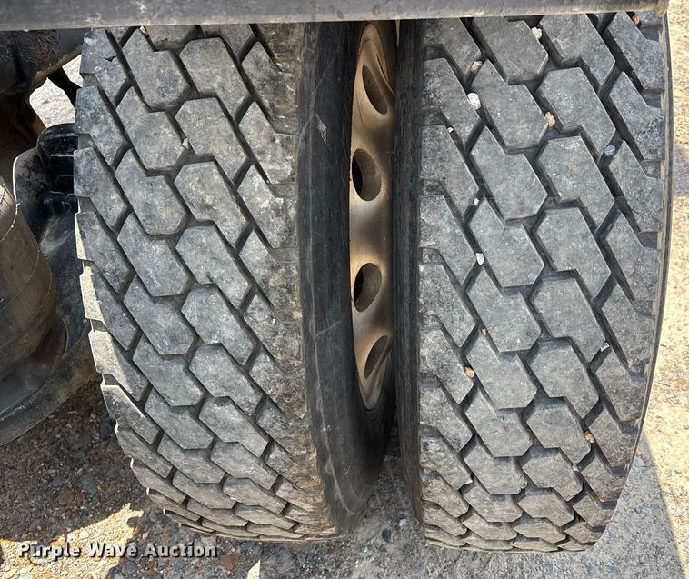 image for item DW7160 2002 Peterbilt 379 semi truck