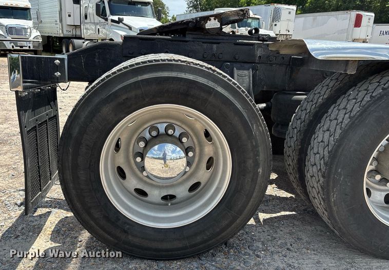 image for item DW7160 2002 Peterbilt 379 semi truck