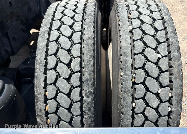 image for item DW7160 2002 Peterbilt 379 semi truck