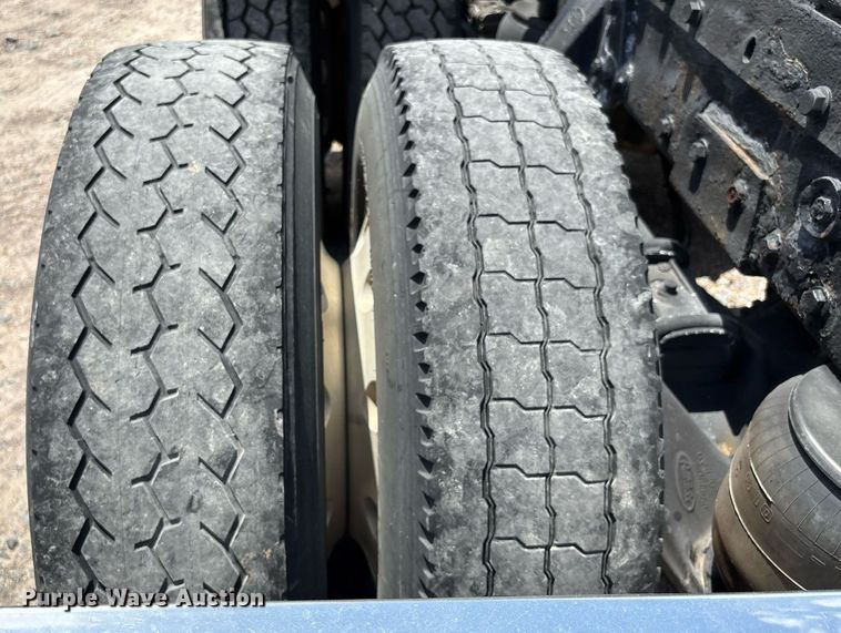 image for item DW7160 2002 Peterbilt 379 semi truck