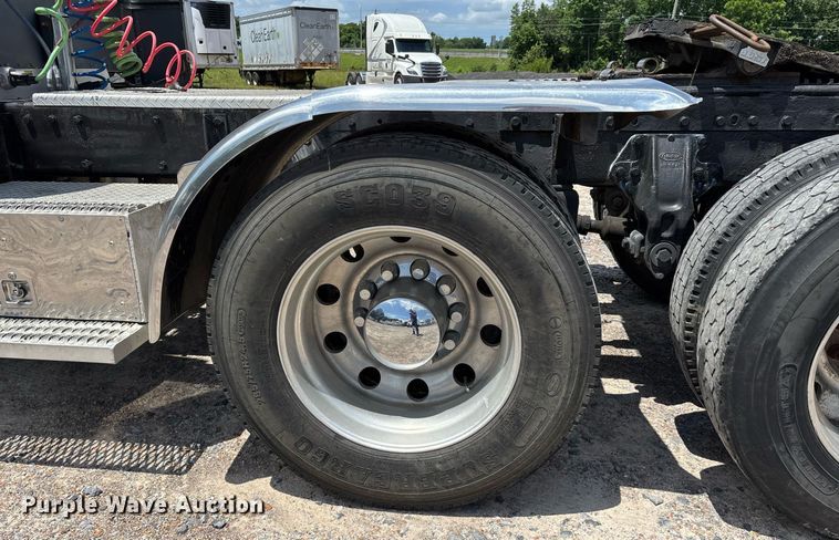 image for item DW7160 2002 Peterbilt 379 semi truck