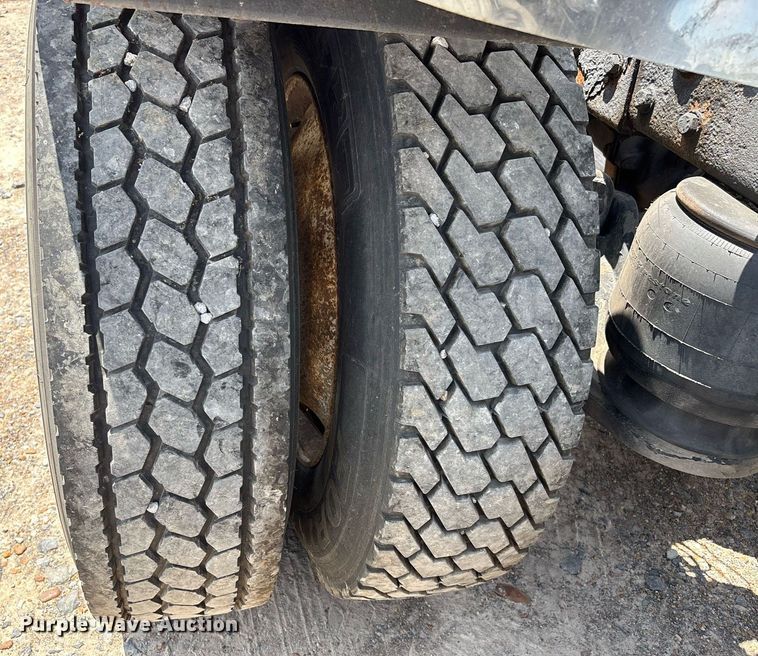 image for item DW7160 2002 Peterbilt 379 semi truck