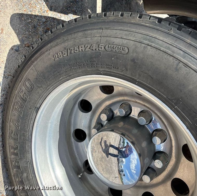 image for item DW7160 2002 Peterbilt 379 semi truck