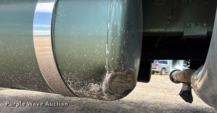 image for item DW7161 2003 Peterbilt 379 semi truck