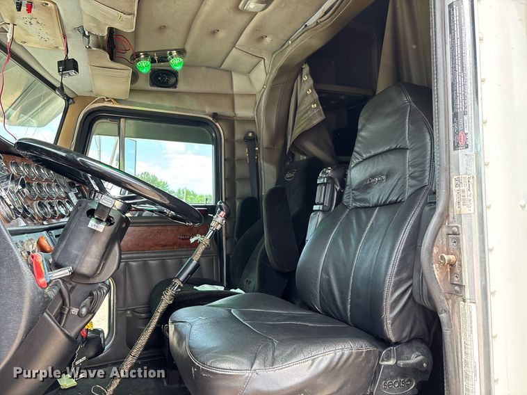 image for item DW7161 2003 Peterbilt 379 semi truck