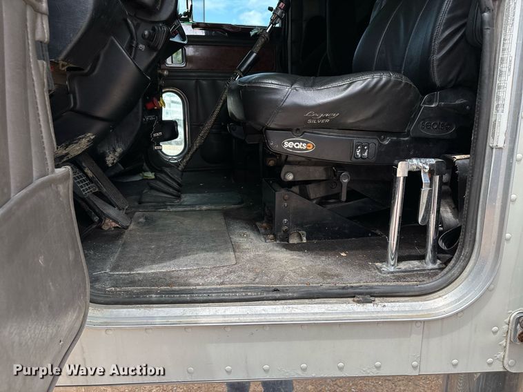 image for item DW7161 2003 Peterbilt 379 semi truck