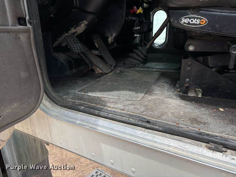 image for item DW7161 2003 Peterbilt 379 semi truck