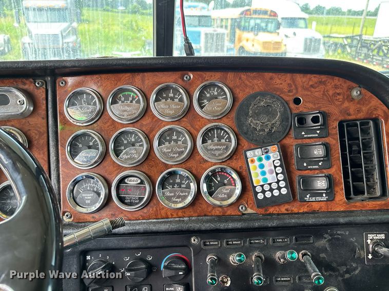 image for item DW7161 2003 Peterbilt 379 semi truck