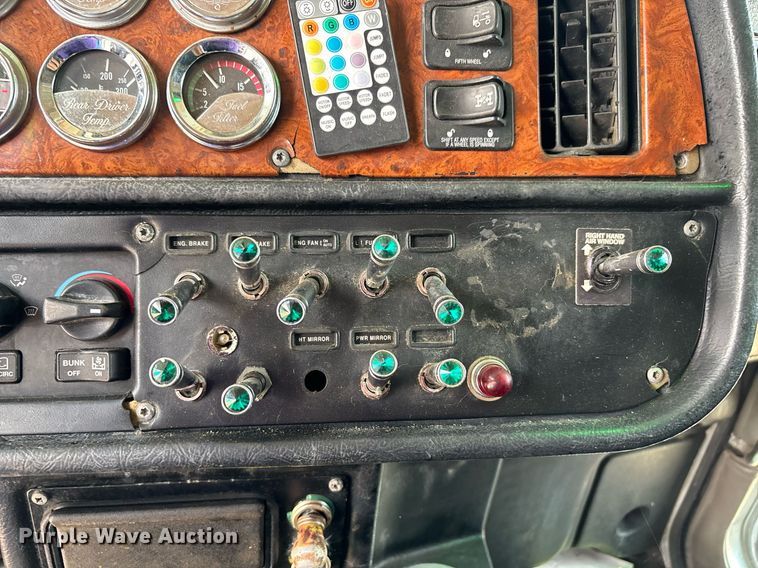 image for item DW7161 2003 Peterbilt 379 semi truck