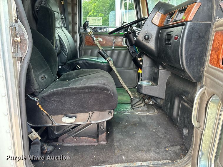 image for item DW7161 2003 Peterbilt 379 semi truck