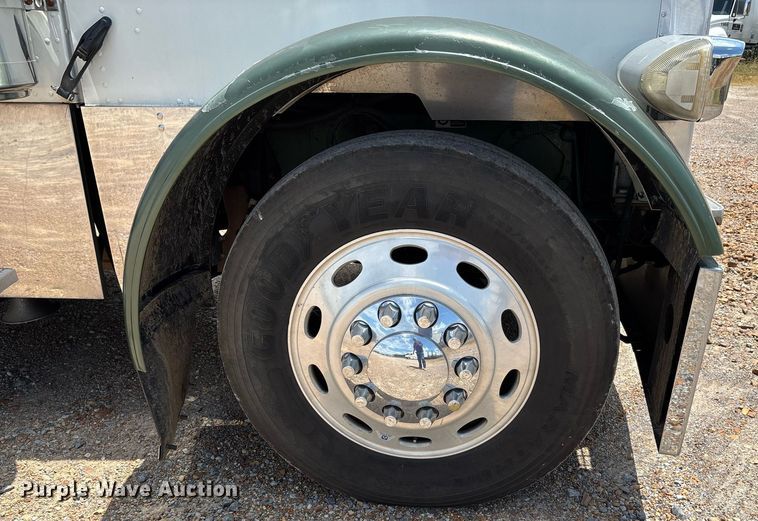 image for item DW7161 2003 Peterbilt 379 semi truck