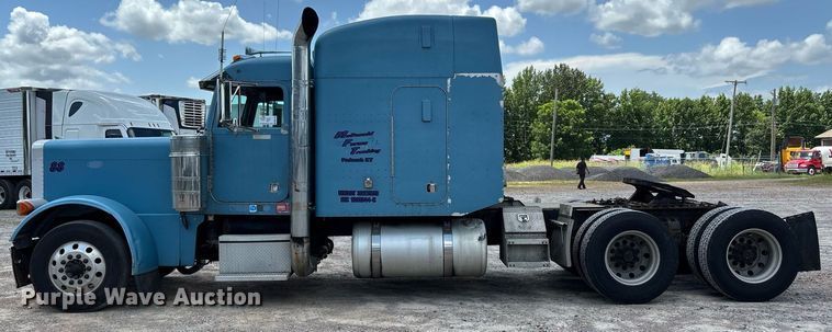 image for item DW7162 2001 Peterbilt 379 semi truck
