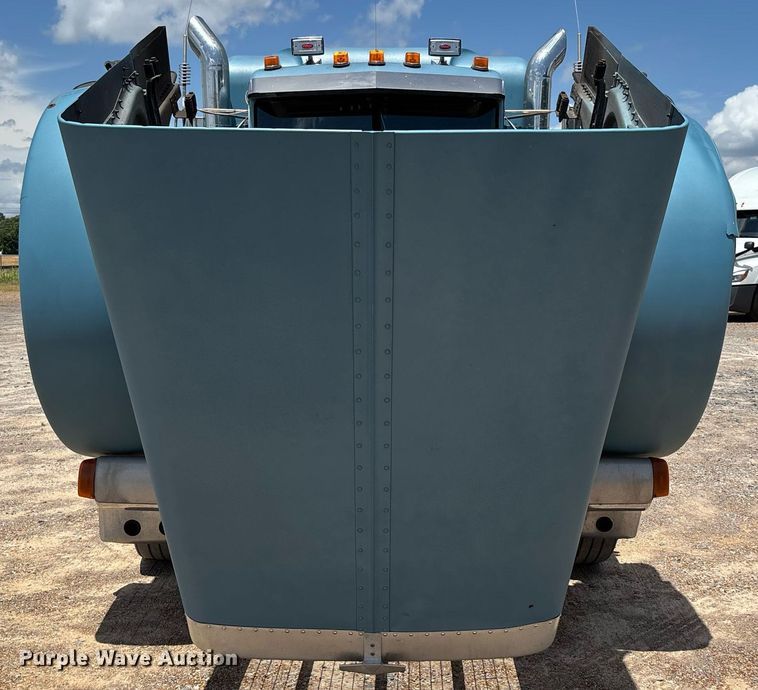 image for item DW7162 2001 Peterbilt 379 semi truck