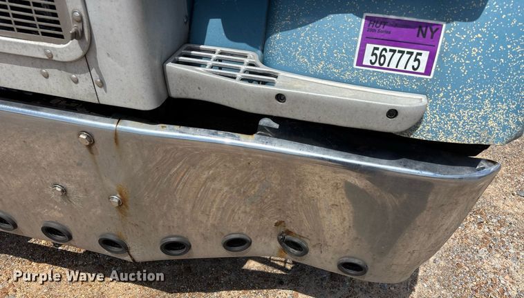 image for item DW7162 2001 Peterbilt 379 semi truck