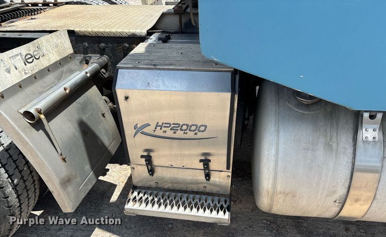 image for item DW7162 2001 Peterbilt 379 semi truck