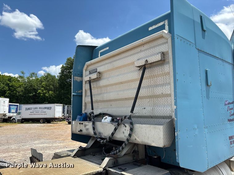 image for item DW7162 2001 Peterbilt 379 semi truck