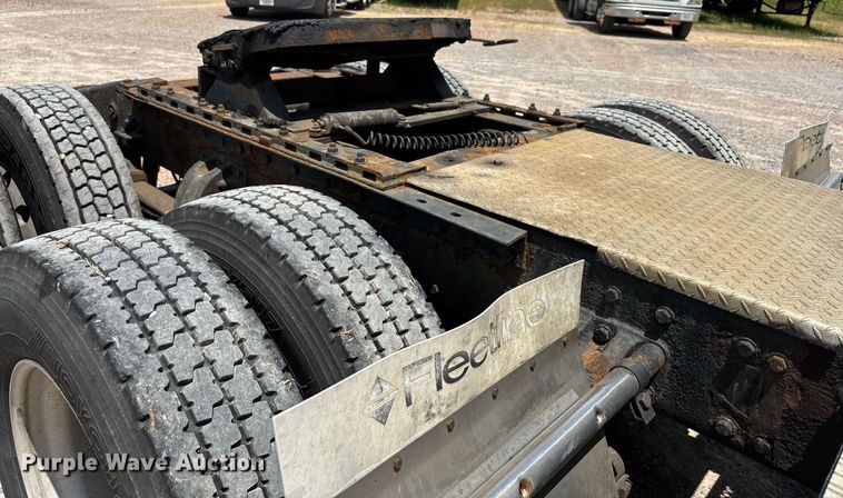 image for item DW7162 2001 Peterbilt 379 semi truck