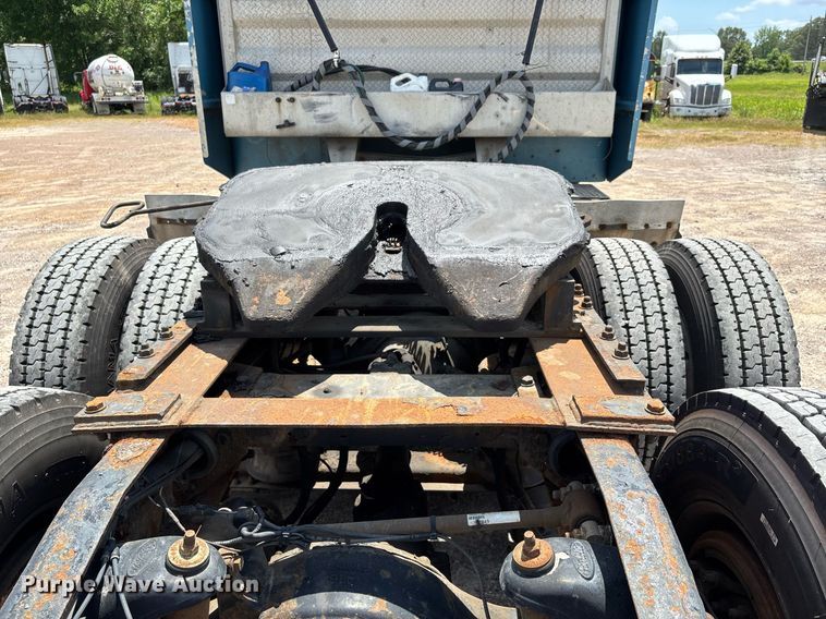 image for item DW7162 2001 Peterbilt 379 semi truck