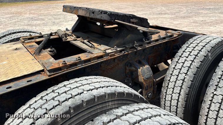 image for item DW7162 2001 Peterbilt 379 semi truck