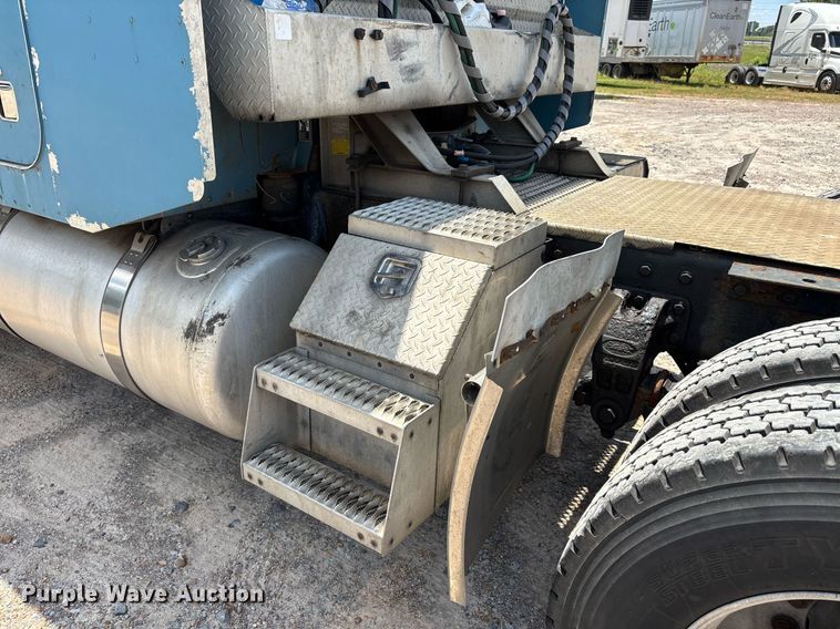 image for item DW7162 2001 Peterbilt 379 semi truck