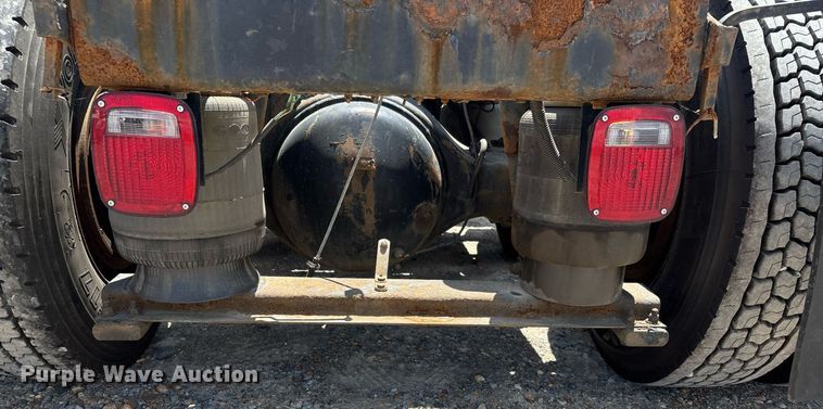 image for item DW7162 2001 Peterbilt 379 semi truck