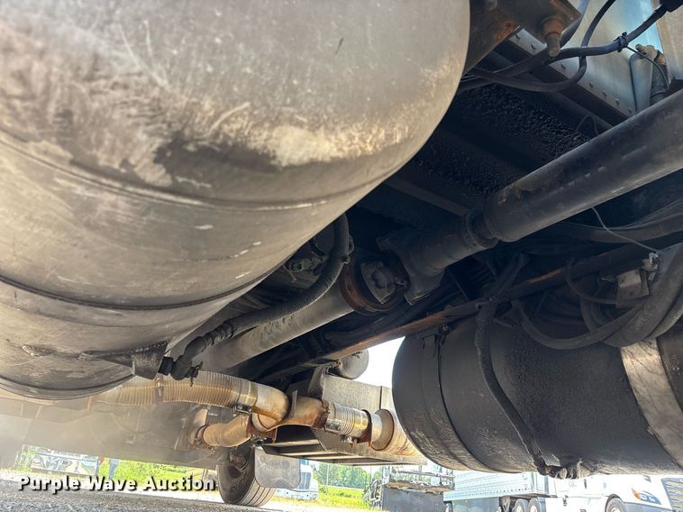 image for item DW7162 2001 Peterbilt 379 semi truck