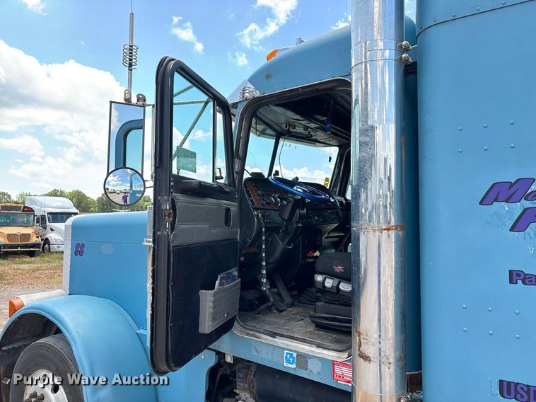 image for item DW7162 2001 Peterbilt 379 semi truck