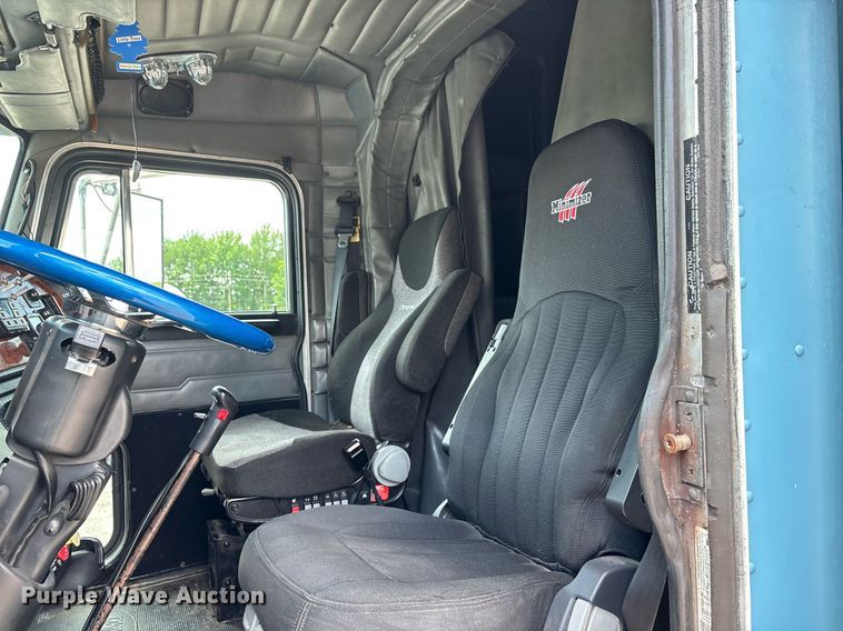 image for item DW7162 2001 Peterbilt 379 semi truck