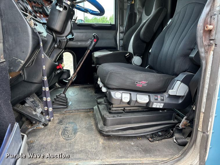 image for item DW7162 2001 Peterbilt 379 semi truck