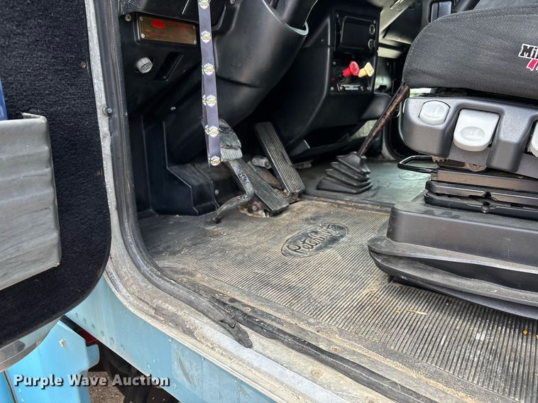 image for item DW7162 2001 Peterbilt 379 semi truck