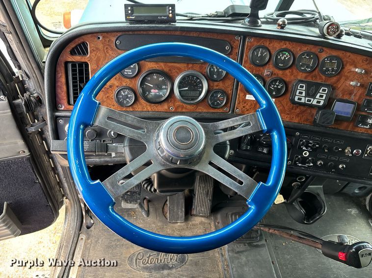 image for item DW7162 2001 Peterbilt 379 semi truck