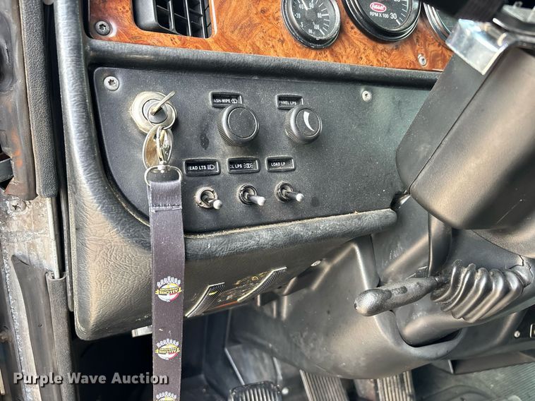 image for item DW7162 2001 Peterbilt 379 semi truck