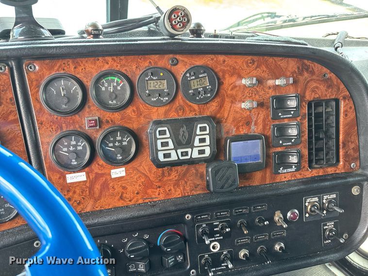 image for item DW7162 2001 Peterbilt 379 semi truck