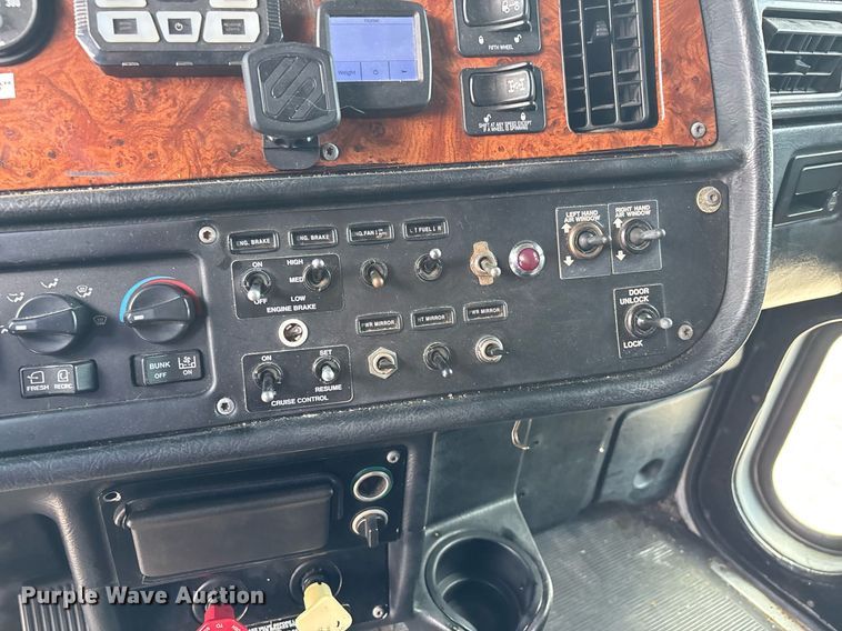 image for item DW7162 2001 Peterbilt 379 semi truck