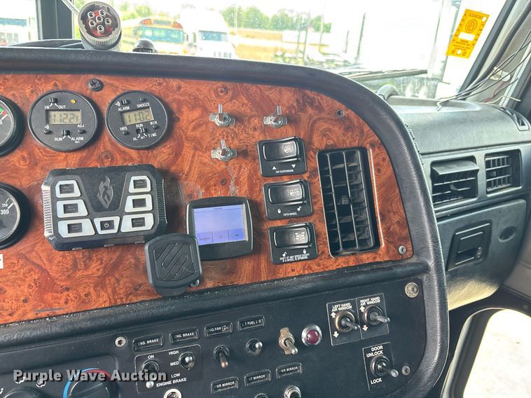 image for item DW7162 2001 Peterbilt 379 semi truck