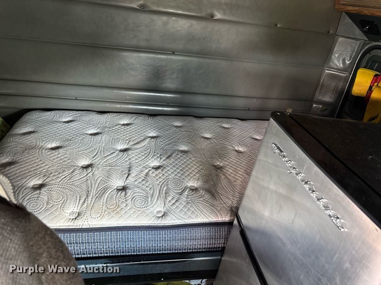 image for item DW7162 2001 Peterbilt 379 semi truck