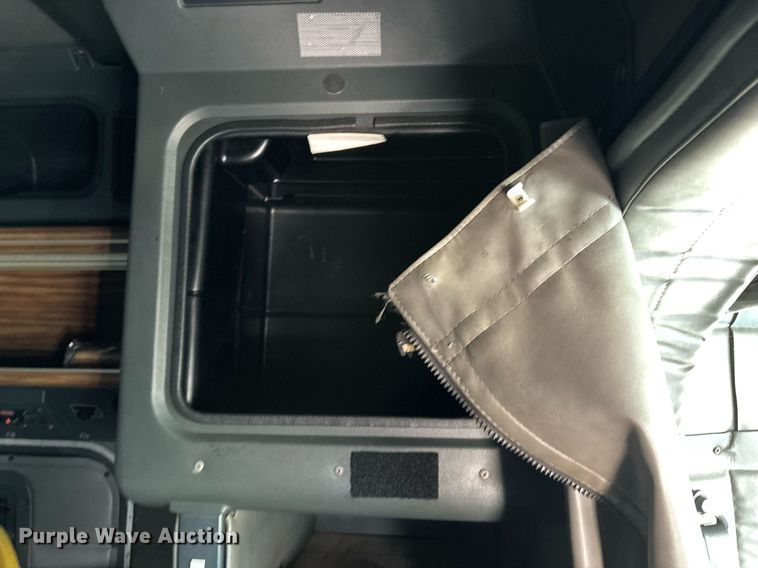 image for item DW7162 2001 Peterbilt 379 semi truck