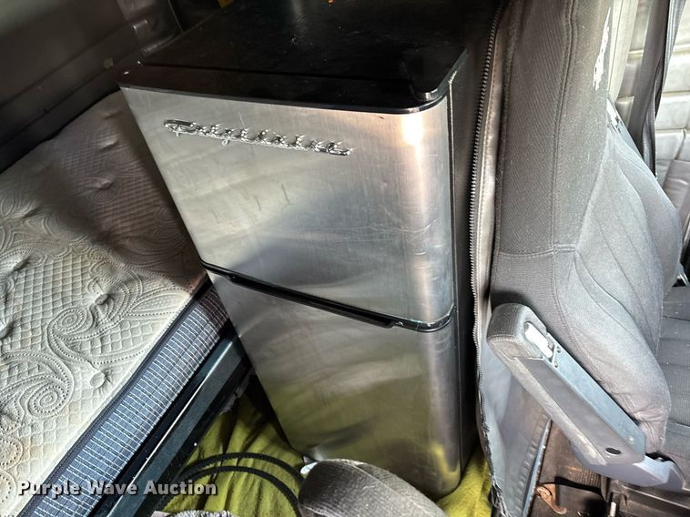 image for item DW7162 2001 Peterbilt 379 semi truck