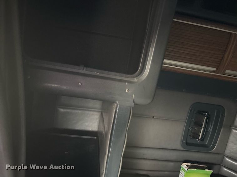 image for item DW7162 2001 Peterbilt 379 semi truck