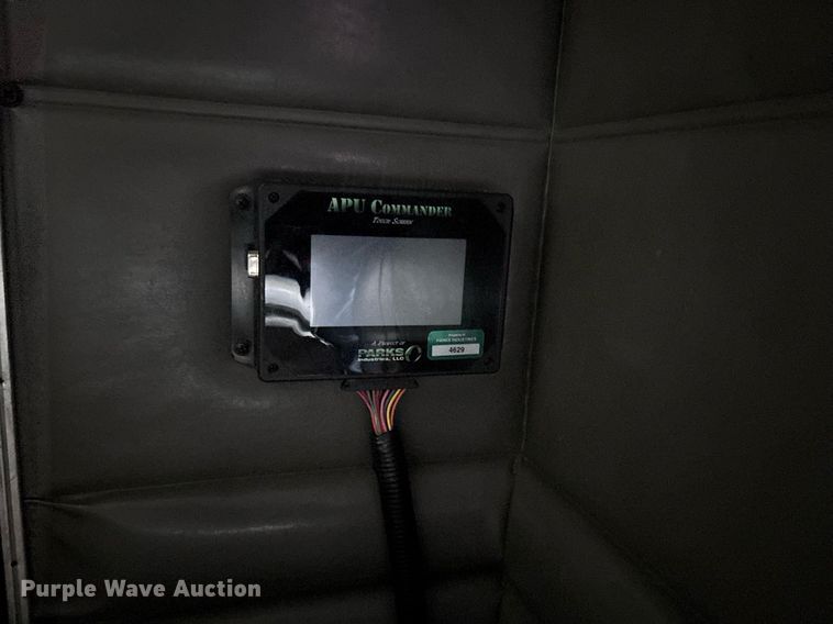 image for item DW7162 2001 Peterbilt 379 semi truck