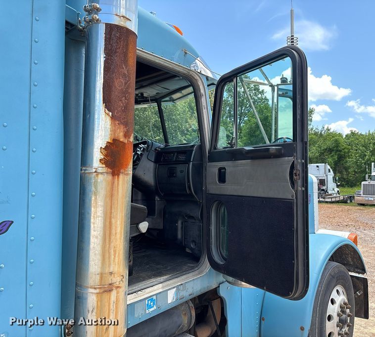 image for item DW7162 2001 Peterbilt 379 semi truck