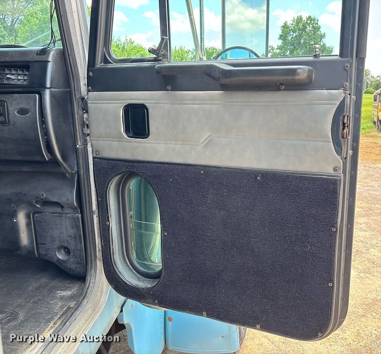 image for item DW7162 2001 Peterbilt 379 semi truck