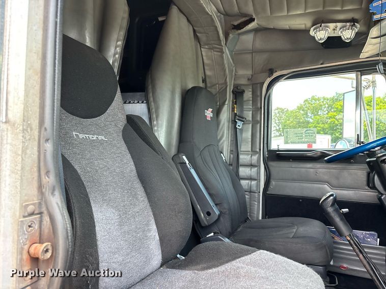 image for item DW7162 2001 Peterbilt 379 semi truck