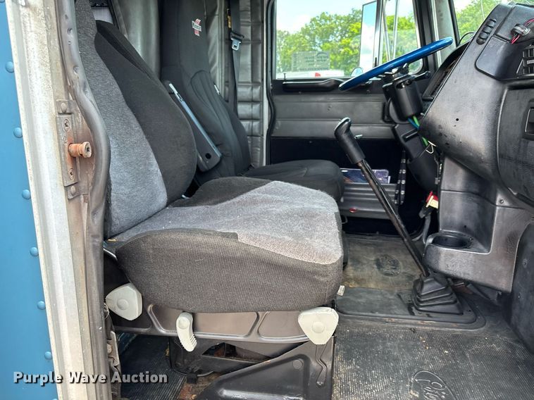 image for item DW7162 2001 Peterbilt 379 semi truck