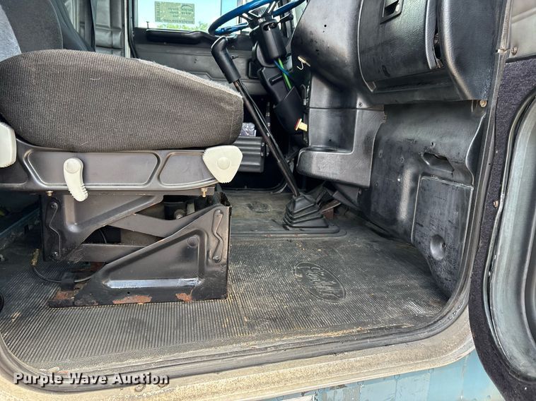 image for item DW7162 2001 Peterbilt 379 semi truck